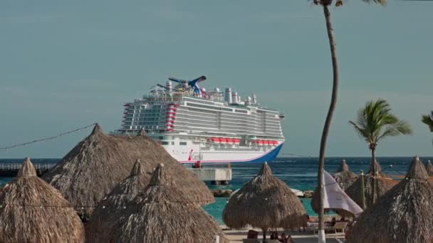 Krásný Výhled Písečné Pláže Karibiku Moře Jako Výletní Loď Odplouvá — Stock video
