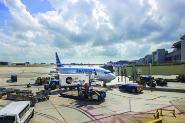 Miami Havaalanı 'ndaki bir Amerikan Havayolları uçağı yolcu alımı için yolcu rampasına bağlı. Miami mi? ABD. 