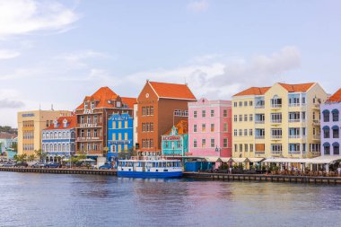 Willemstad 'ın göbeğinde, bulutlu gökyüzü manzaralı St. Anna Körfezi manzaralı göz kamaştırıcı evler..