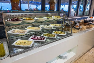 Her şeyi kapsayan bir restoranın yakın görüntüsü raflarda çeşitli salatalar sergileniyor. Curacao.