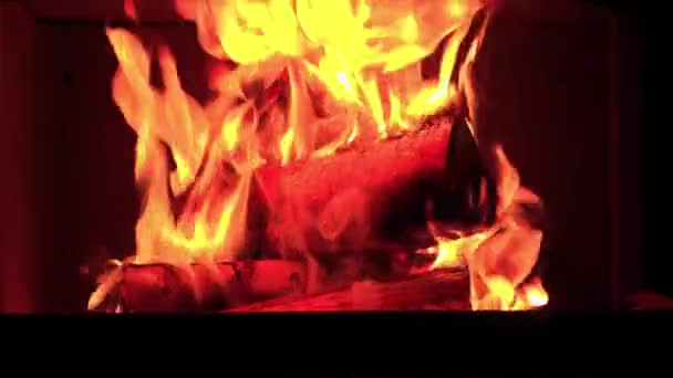 Közelkép Egy Kandallóról Egy Égő Fával Tűz Ropogó Hangjával Teli — Stock videók