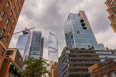 Manhattan 'ın güzel gökdelenleri bulutlu gökyüzünün arka planına karşı. - New York. ABD