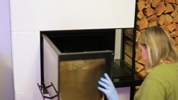 Uma Mulher Removendo Cinzas Uma Lareira Moderna — Vídeo de Stock