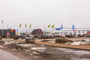 Şehrin sanayi bölgesinin güzel manzarası. Baharın bulutlu olduğu bir günde çeşitli dükkanlar.. 