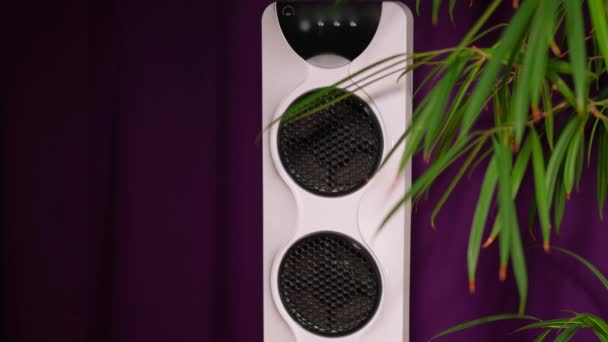 Nahaufnahme Eines Modernen Weißen Bodenventilators Vor Dunkelviolettem Vorhang Bei Dem — Stockvideo