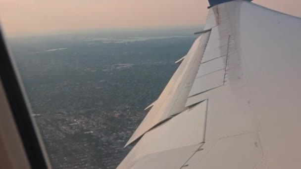 Krásný Výhled Atlantické Pobřeží Krajiny Pod Křídlem Letadla Pohyblivými Špičkami — Stock video