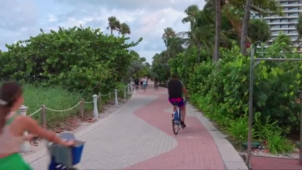 Vacker Utsikt Över Fotgängare Och Cyklister Livlig Miami Beach Strandpromenad — Stockvideo