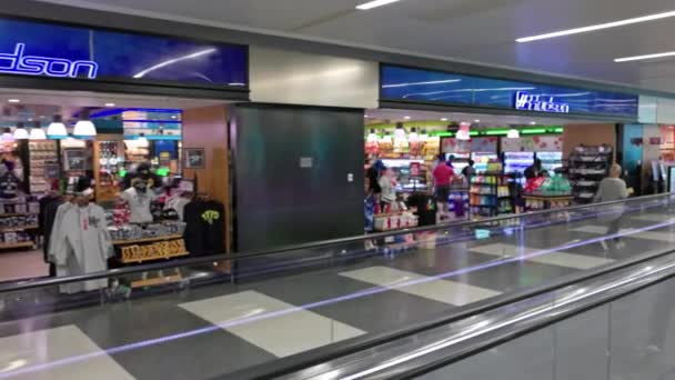 在Jfk机场 沿着流动的人行道 可以看到五彩缤纷的精品店美景 — 图库视频影像