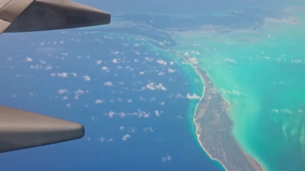 Piękny Widok Okna Samolotu Podczas Lądowania Nad Błękitnymi Wodami Oceanu — Wideo stockowe