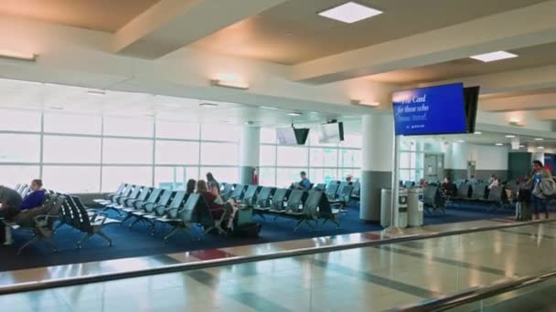 Вид Вздовж Рухомої Прогулянки Аеропорту Захоплення Інтер Єру Посадковими Воротами — стокове відео