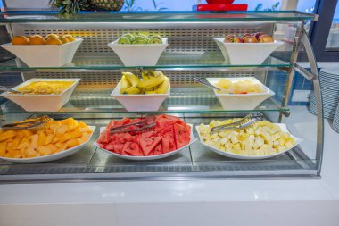 Restorandaki rafları çeşitli taze meyvelerle kapatın. Curacao.