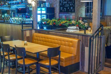 Mobilyaları ve Noel süslemeleri olan bir barın içini kapat.. 