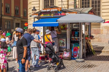 Güneşli bir yaz gününde dondurma almak için sırada bekleyen insanların yakın çekim görüntüsü..