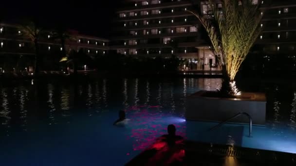 Приголомшливий Нічний Вид Басейн Готелю Corendon Молода Пара Насолоджується Плаванням — стокове відео