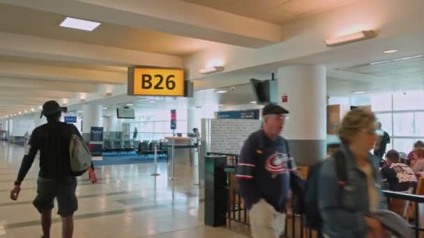 Krásný Výhled Interiér Newyorského Letiště Lidmi Usazenými Kavárnách Čekárnami Před — Stock video