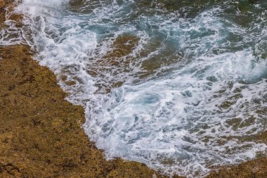 Atlantik Okyanusu 'nun muhteşem manzarası kayalık kıyı şeridine çarpıyor. İspanya