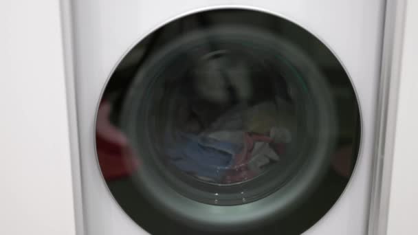 Close Zicht Een Moderne Wasmachine Werking Presentatie Van Het Wasproces — Stockvideo