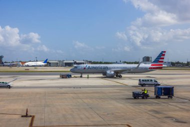 Bir Amerikan Havayolları uçağıyla kalkışa hazırlanan pist manzarası. Miami mi? ABD. 