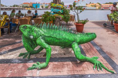 Restoranın girişindeki iguana figürünün yakın görüntüsü.. 