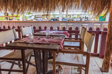 Restoran masalarındaki su dolu bardakların yakın plan görüntüsü, misafirler için ayarlanmış, dış yüzeyde yoğunlaşma var. Curacao.