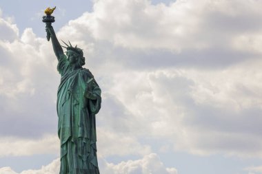 Bulutlu bir gökyüzünün arka planına karşı Özgürlük Anıtı 'nın güzel manzarası. - New York. ABD.