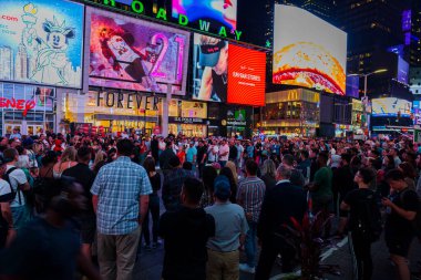 Gece vakti, Times Meydanı, kalabalık Broadway 'de dolanıp New York' un canlı atmosferinde dolaşırken hareketlilik ile dolup taşıyor. ABD. 