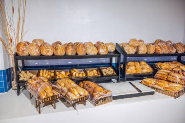 Restorandaki rafların farklı fırın ürünleri çeşitliliğiyle kaybedilmiş görüntüsü. Curacao.