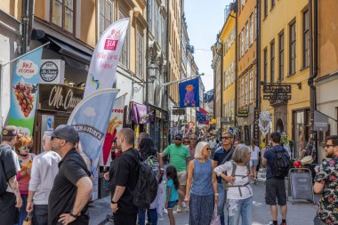 Stockholm 'ün alışveriş caddelerinde gezen insanların güzel manzarası.. 