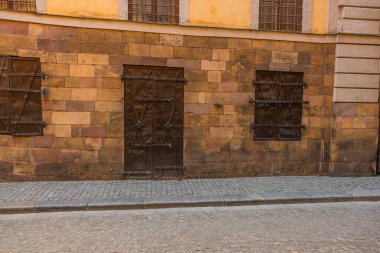 Stockholm 'ün merkezindeki pencerelerinde metal panjurlar olan eski bir binanın güzel manzarası. İsveç.