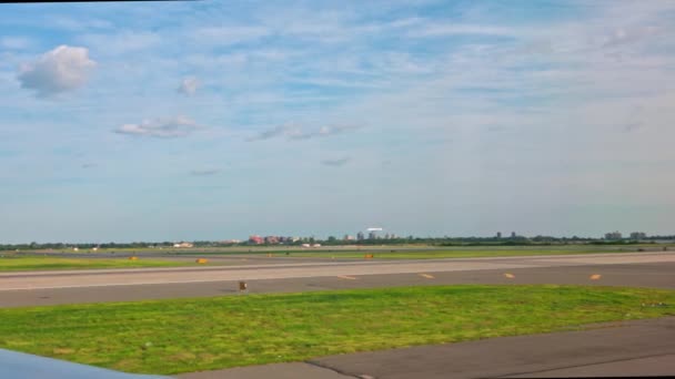 Вид Движущегося Самолета Другой Самолет Приземляется Взлетно Посадочной Полосе Аэропорту — стоковое видео