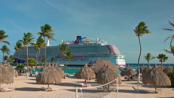 Utsikt Fra Stranden Det Karibiske Hav Cruiseskip Fra Havnen Curacao – stockvideo