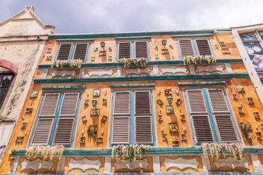 Çeşitli dekorasyonların yer aldığı eski bir binanın dış görünüşü. 