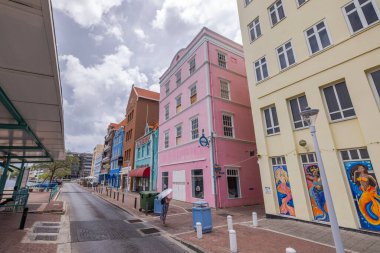  Şehir merkezinin çeşitli renklerde boyanmış evleriyle güzel bir mimarisi var..