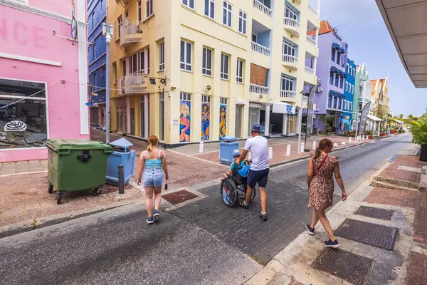 Vista Pessoas Atravessando Uma Rua Cênica Curaçao Incluindo Homem Empurrando Imagem De Stock