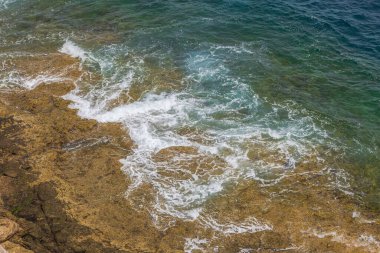 Atlantik Okyanusu 'nun engebeli kıyı şeridine çarpan dalgalarının nefes kesici görüntüsü.