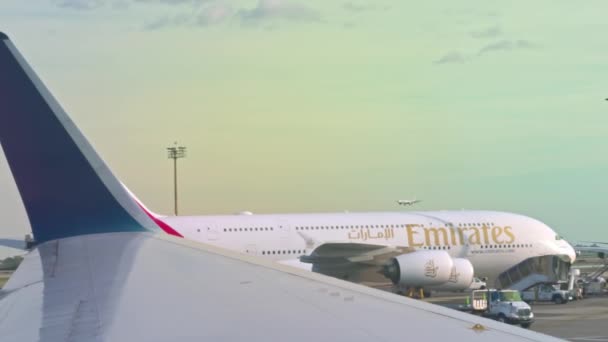 Havaalanı Pistinin Uçak Penceresinden Güzel Bir Manzara Bir Uçak Inişi — Stok video