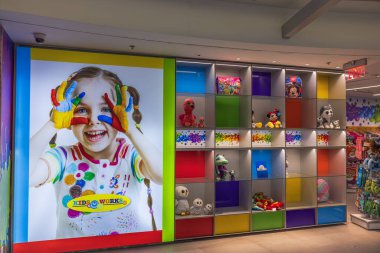 ABD 'nin Miami Havalimanı' ndaki vergisiz bölgenin girişinde canlı bir çocuk bölümü var. Miami mi? ABD. 