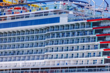 Renkli, çok katlı bir yolcu gemisinin yakın görüntüsü. Curacao.