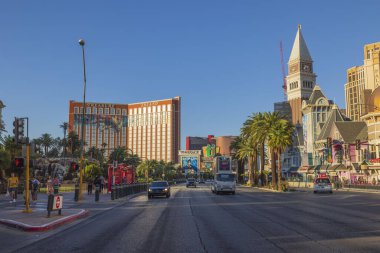 Define Adası Kumarhanesi 'nin arka planında hareketli arabalarla dolu hareketli Las Vegas Bulvarı' nın güzel manzarası. Las Vegas mı? ABD. 