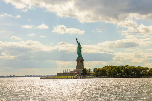 Hudson Nehri Ndeki Özgürlük Heykeli Nin Güzel Manzarası Beyaz Bulutlu Telifsiz Stok Imajlar