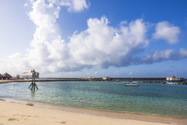 Karayip Denizi 'ndeki otelin kumlu plajının güzel bir manzarası ve bir gemi iskelesi var. Curacao.