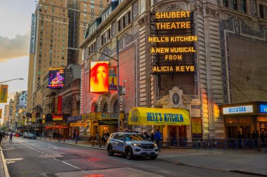 Broadway 'deki Shubert Tiyatrosu' nun yakın plan görüntüsü yeni müzikal 