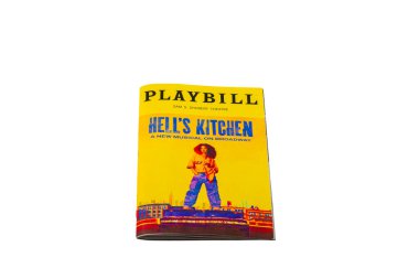Broadway 'in Shubert Tiyatrosu' ndan Playbill broşürünün yakın plan görüntüsü, beyaz bir arkaplanda yer alan 