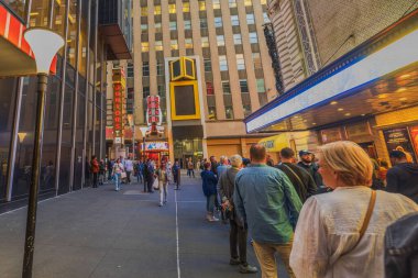 Broadway 'deki ünlü Shubert Tiyatrosu' nda 'Hell' s Kitchen 'müzikalinin prömiyerini heyecanla bekleyen bir kalabalığın yakın çekimi. - New York. ABD