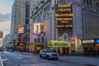 Broadway 'deki Shubert Tiyatrosu' na bir göz atalım. 