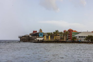 Arkasında Karayip Denizi uzanan Willemstad rıhtımının muhteşem manzarası. Curacao.