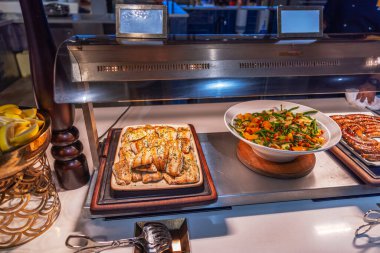 Bir otel restoranında sergilenen çeşitli sıcak yemeklerin yakın görüntüsü. Curacao.