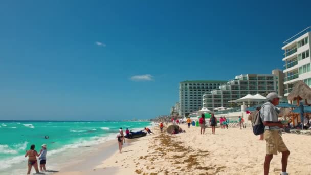 사람들이 휴식을 취하고 따뜻한 바다에서 해변에 카리브해의 파도의 아름다운 멕시코 — 비디오