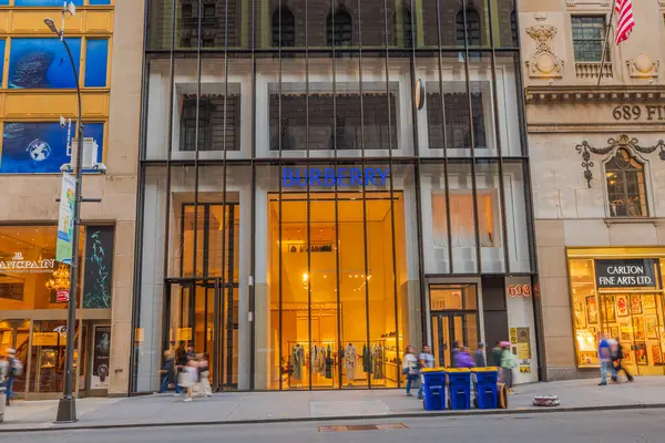 Beşinci Cadde 'deki Burberry bayrak gemisi mağazasının yakın görüntüsü. - New York. ABD. 