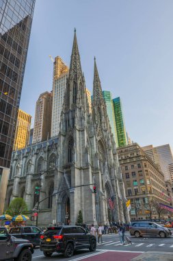 New York 'taki St. Patrick Katedrali' nin tarihi ve karmaşık mimarisinin güzel manzarası, çevresindeki modern gökdelenlerle çelişiyor. - New York. ABD. 